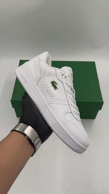 Lacoste T-Clip – Elegancia Deportiva en un Look Moderno